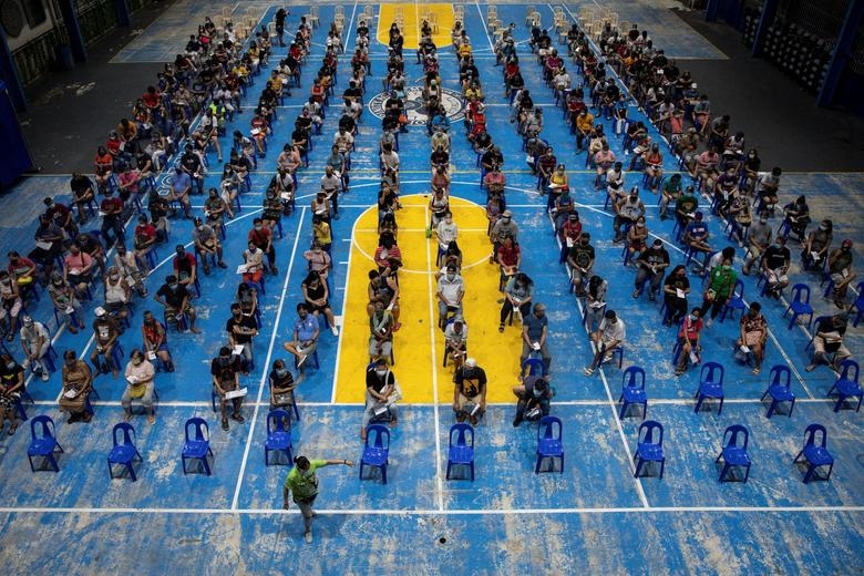 Ảnh ấn tượng tuần 9-15/8: Nhói lòng những mảnh đời trong chiến tranh ở Afghanistan, bóng ma biến thể Delta và đỏ mắt đợi vaccine Covid-19