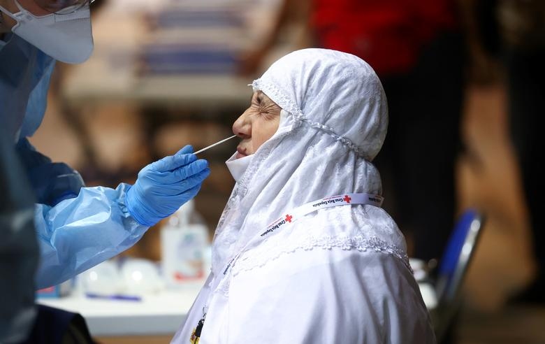 Ảnh ấn tượng tuần 16-22/8: Tổng thống Nga nói về cuộc chiến ở Afghanistan; Trung Quốc đối phó đợt Covid-19 mới và ‘bà hỏa’ nổi giận