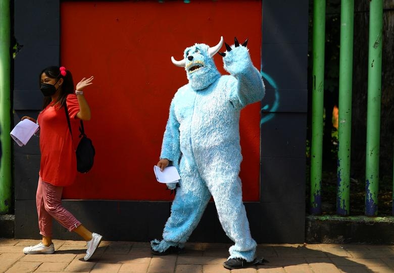 Ảnh ấn tượng tuần 16-22/8: Tổng thống Nga nói về cuộc chiến ở Afghanistan; Trung Quốc đối phó đợt Covid-19 mới và ‘bà hỏa’ nổi giận