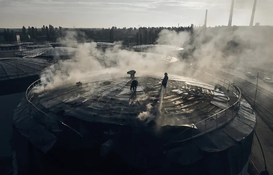 Ảnh ấn tượng tuần (1-7/8): Binh sĩ Ukraine bên chiến hào Kharkov, Chủ tịch Hạ viện Mỹ đến khu phi quân sự liên Triều và cháy rừng Amazon ở Brazil