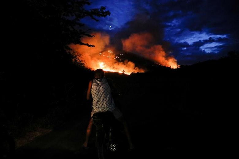 Ảnh ấn tượng tuần (1-7/8): Binh sĩ Ukraine bên chiến hào Kharkov, Chủ tịch Hạ viện Mỹ đến khu phi quân sự liên Triều và cháy rừng Amazon ở Brazil