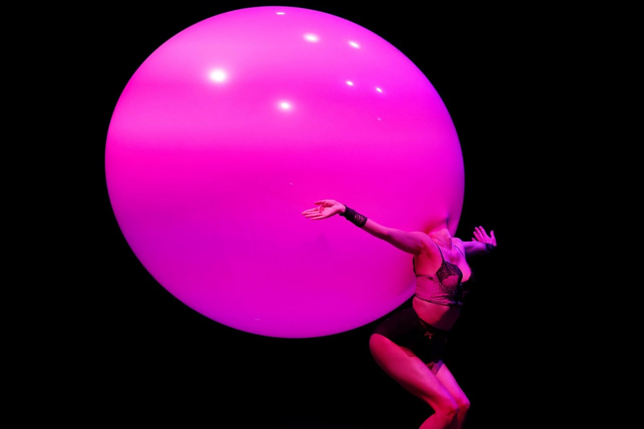 Ảnh ấn tượng tuần (1-7/8): Binh sĩ Ukraine bên chiến hào Kharkov, Chủ tịch Hạ viện Mỹ đến khu phi quân sự liên Triều và cháy rừng Amazon ở Brazil