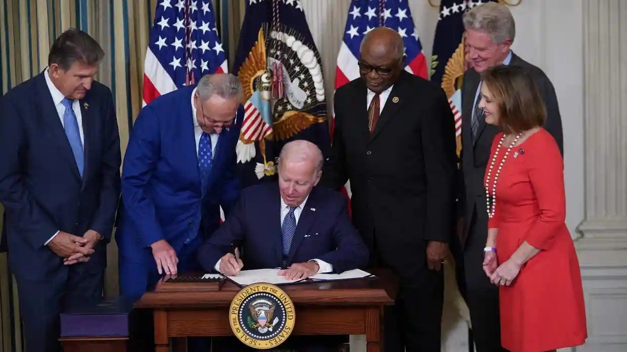 Ảnh ấn tượng tuần (15-21/8): Nước Mỹ ‘tuyên chiến’ với lạm phát, đánh bom đẫm máu ở Afghanistan và những dòng sông ‘khát’ nước