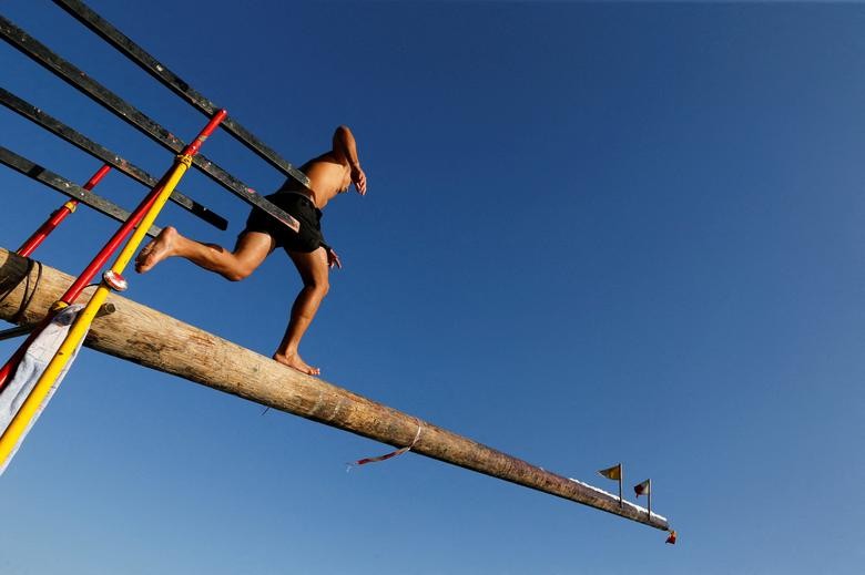 Ảnh ấn tượng tuần (22-28/8): Triển lãm vũ khí bị phá hủy ở Ukraine, Nga chỉ trích vụ ám sát nhà báo Dugin, lộ xác chiến hạm Đức thời Thế chiến II