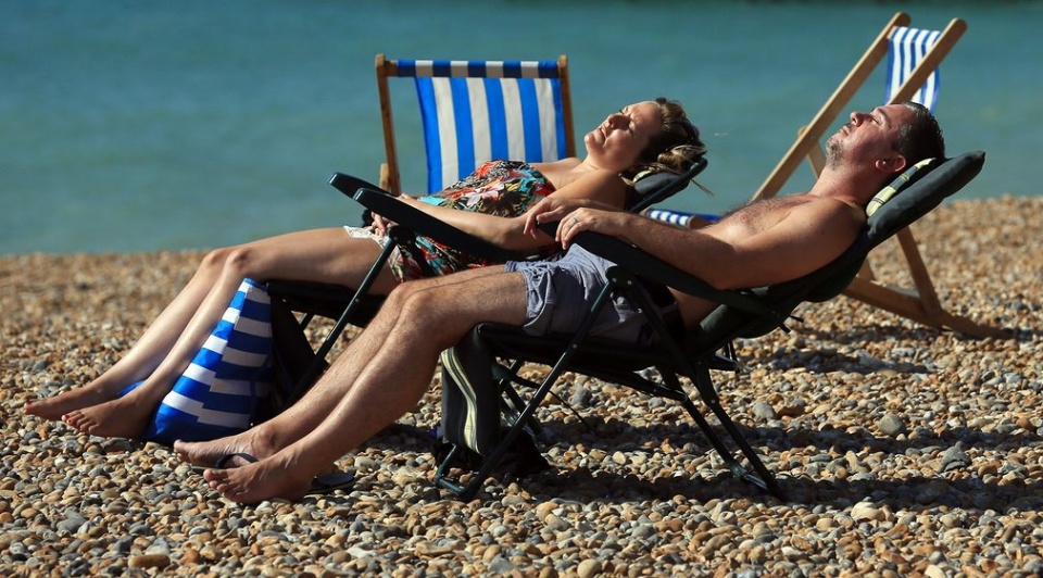 Tắm nắng để... tránh nóng ở Vương quốc Anh