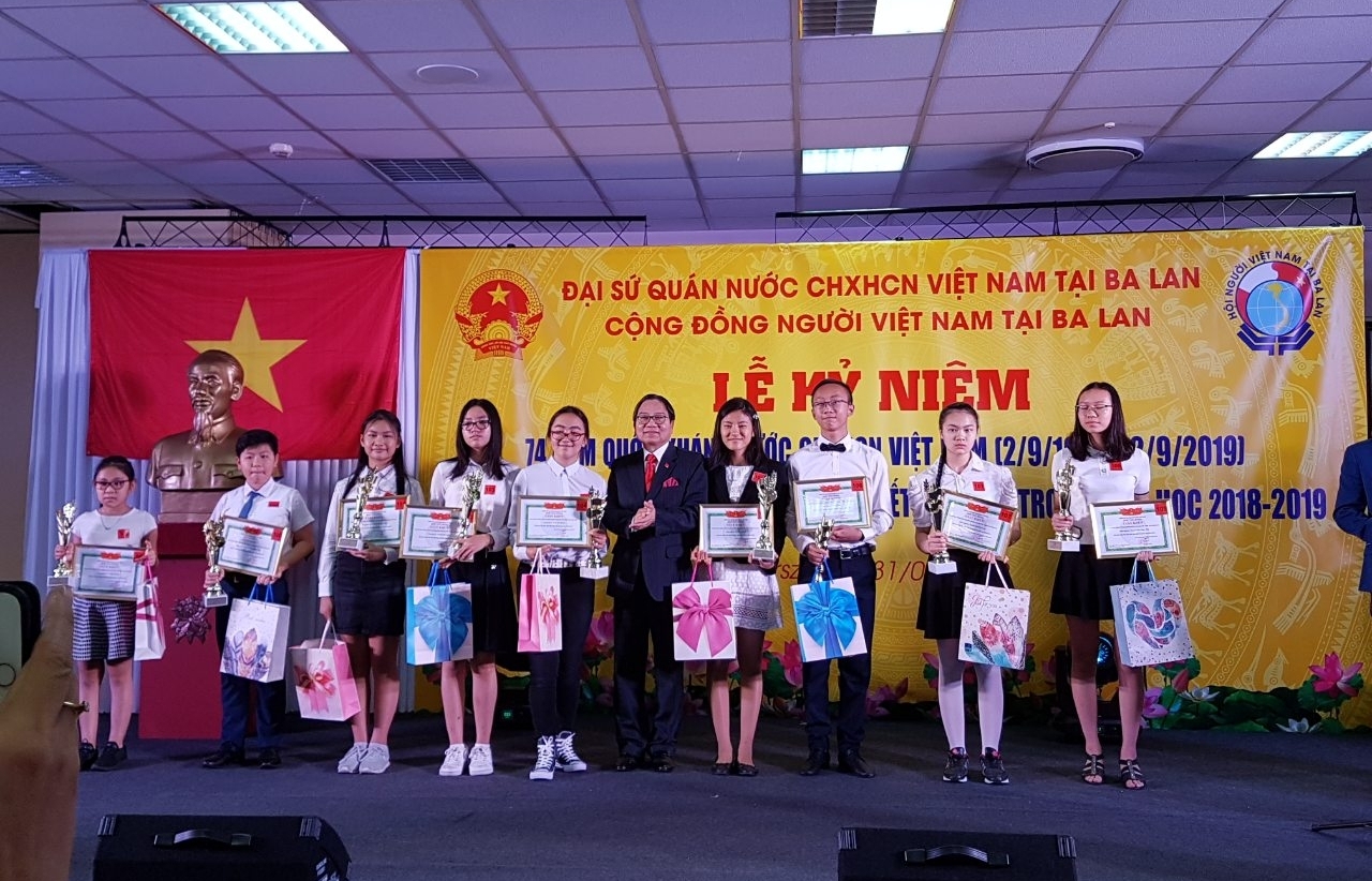 Lễ kỷ niệm 74 năm Quốc khánh 2/9 và trao phần thưởng cho học sinh - sinh viên tại Ba Lan