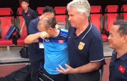 HLV Park Hang Seo không kìm được nước mắt khi gặp Guus Hiddink