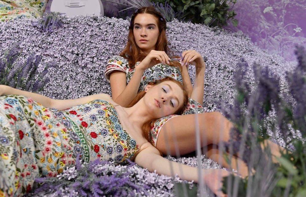 Ảnh ấn tượng trong tuần (9-15/9): Sôi động tuần lễ thời trang New York và triển lãm quân sự ở Anh