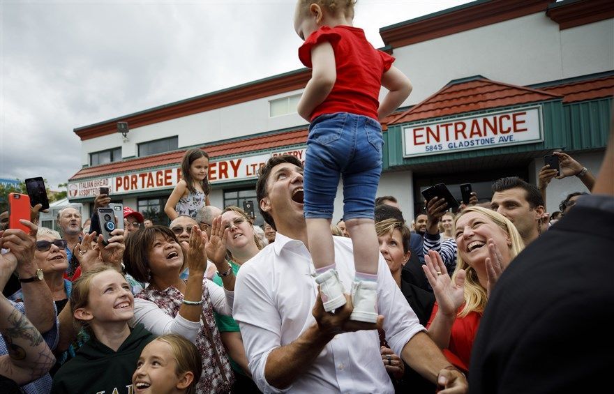 Điện đàm Trump - Zelensky, Jennifer Lopez khuấy đảo sàn catwalk và Thủ tướng Canada khoe tài 'làm xiếc'