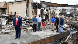 Ảnh ấn tượng tuần (31/8-6/9): Gay cấn bầu cử Mỹ, nụ hôn ở Belarus và khẩu trang thời thượng của Lady Gaga nơi tâm dịch