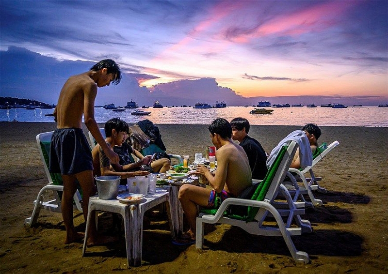 Ảnh ấn tượng tuần (31/8-6/9): Gay cấn bầu cử Mỹ, nụ hôn ở Belarus và khẩu trang thời thượng của Lady Gaga nơi tâm dịch