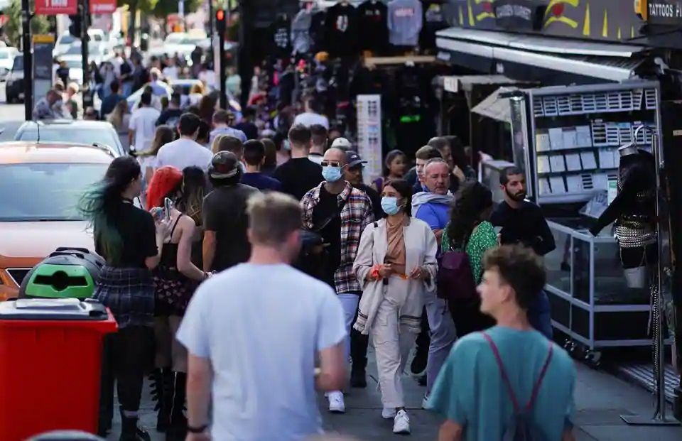 covid-19-anh-phat-10-nghin-bang-nguoi-vi-pham-quy-dinh-cach-ly-an-do-thong-qua-du-luat-bao-ve-nhan-vien-y-te