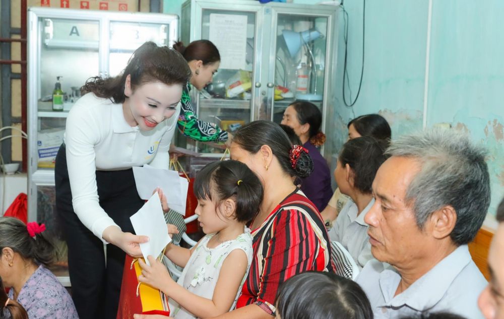 Hoa hậu doanh nhân thành đạt Vũ Thúy Nga thăm hỏi và trao quà. (Ảnh: TH) Hoa hậu Doanh nhân thành đạt Vũ Thúy Nga mang Trung thu sớm đến với trẻ em tàn tật