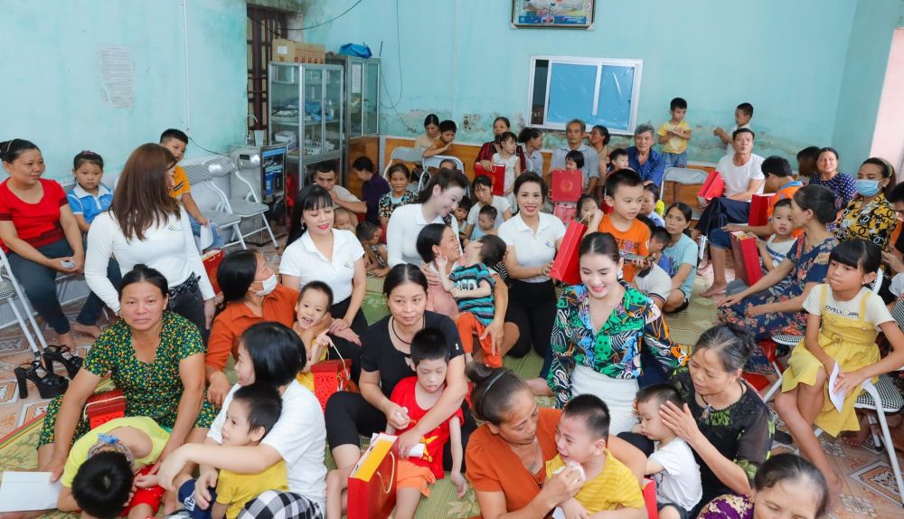 Các nữ doanh nhân giao lưu hỏi thăm và động viên các em bé bị tàn tật tại trung tâm Hoa hậu Doanh nhân thành đạt Vũ Thúy Nga mang Trung thu sớm đến với trẻ em tàn tật