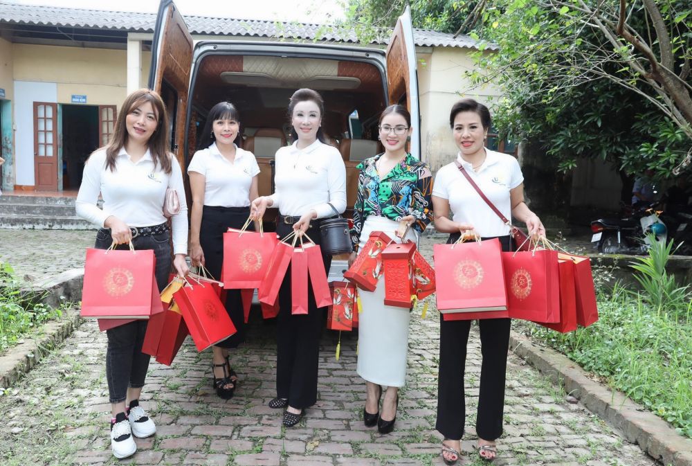 Các Nữ lãnh đạo trong Hiệp hội Doanh nhân doanh nghiệp Nhỏ và Vừa Việt Nam Hoa hậu Doanh nhân thành đạt Vũ Thúy Nga mang Trung thu sớm đến với trẻ em tàn tật