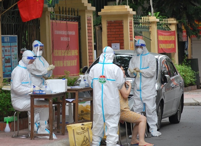 Lấy mẫu xét nghiệm Covid-19 cho người dân ở phường Thanh Xuân Nam, quận Thanh Xuân, Hà Nội. (Nguồn: Sở Y tế Hà Nội)