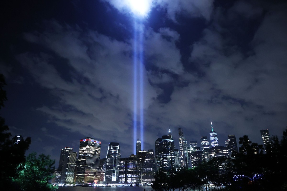 Ảnh ấn tượng tuần 6-12/9: Tổng thống Nga bên linh cữu phụ tá thân cận; người vợ Mỹ hạnh phúc đón chồng về từ Afghanistan và Triều Tiên duyệt binh