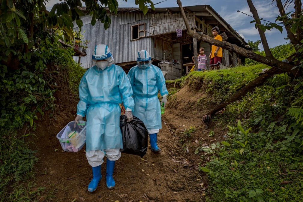 Ảnh ấn tượng tuần 6-12/9: Tổng thống Nga bên linh cữu phụ tá thân cận; người vợ Mỹ hạnh phúc đón chồng về từ Afghanistan và Triều Tiên duyệt binh