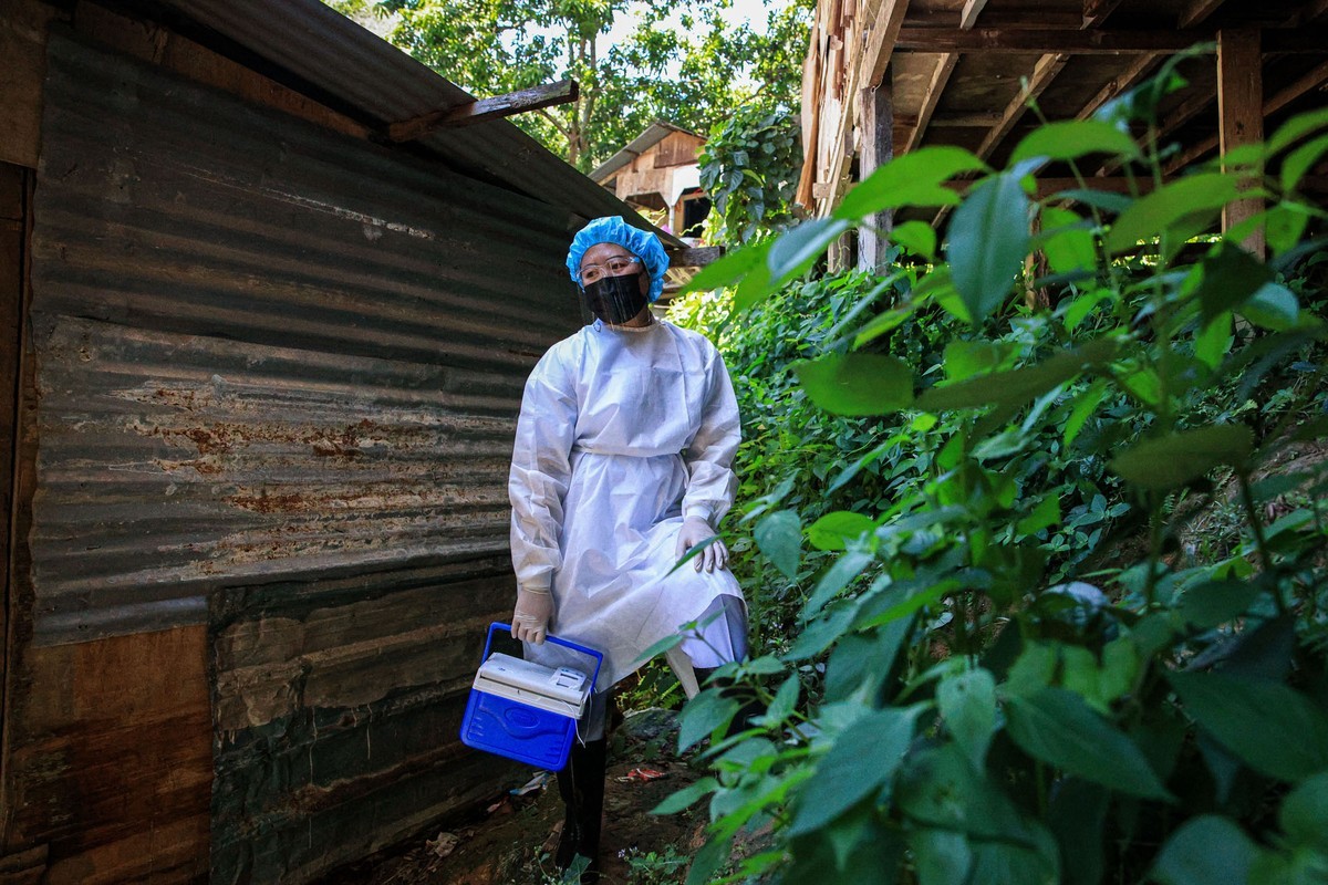 Ảnh ấn tượng tuần 6-12/9: Tổng thống Nga bên linh cữu phụ tá thân cận; người vợ Mỹ hạnh phúc đón chồng về từ Afghanistan và Triều Tiên duyệt binh