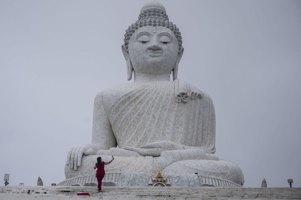 Ảnh ấn tượng tuần 6-12/9: Tổng thống Nga bên linh cữu phụ tá thân cận; người vợ Mỹ hạnh phúc đón chồng về từ Afghanistan và Triều Tiên duyệt binh