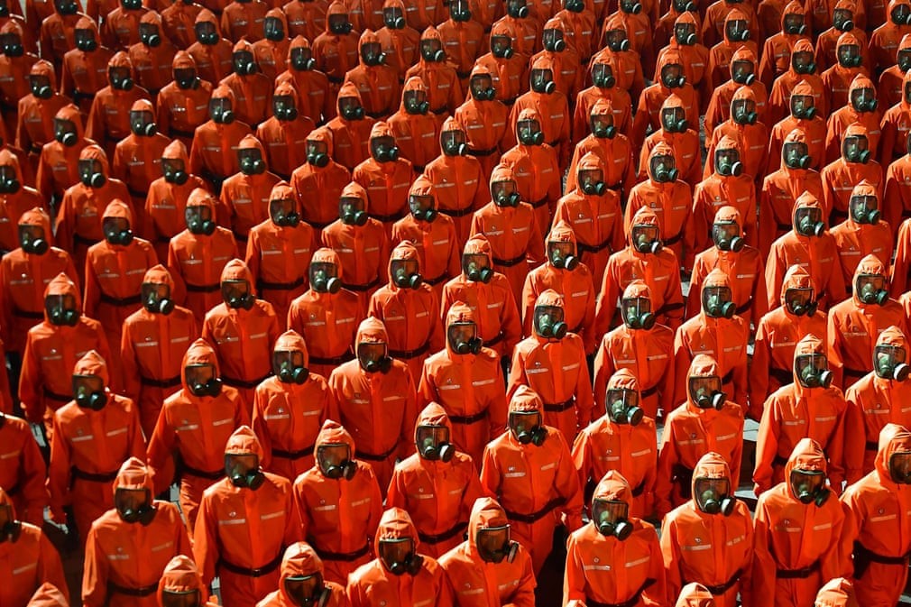 Ảnh ấn tượng tuần 6-12/9: Tổng thống Nga bên linh cữu phụ tá thân cận; người vợ Mỹ hạnh phúc đón chồng về từ Afghanistan và Triều Tiên duyệt binh