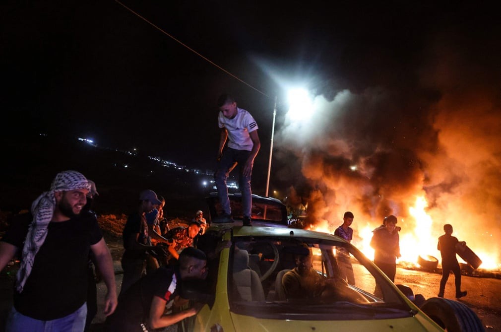 Ảnh ấn tượng tuần 6-12/9: Tổng thống Nga bên linh cữu phụ tá thân cận; người vợ Mỹ hạnh phúc đón chồng về từ Afghanistan và Triều Tiên duyệt binh