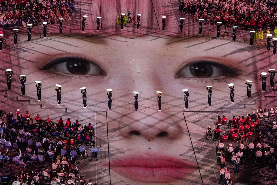 Ảnh ấn tượng tuần 6-12/9: Tổng thống Nga bên linh cữu phụ tá thân cận; người vợ Mỹ hạnh phúc đón chồng về từ Afghanistan và Triều Tiên duyệt binh