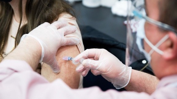 Nỗ lực thời chiến, Mỹ thúc đẩy các bang bắt buộc tiêm vaccine Covid-19