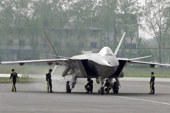 Phụ thuộc Nga, tiêm kích J-20 của Trung Quốc không thể sánh với F-35 và F-22 của Mỹ. (Nguồn: AP) Phụ thuộc Nga, tiêm kích J-20 của Trung Quốc không thể sánh với F-35 và F-22 của Mỹ. (Nguồn: AP)