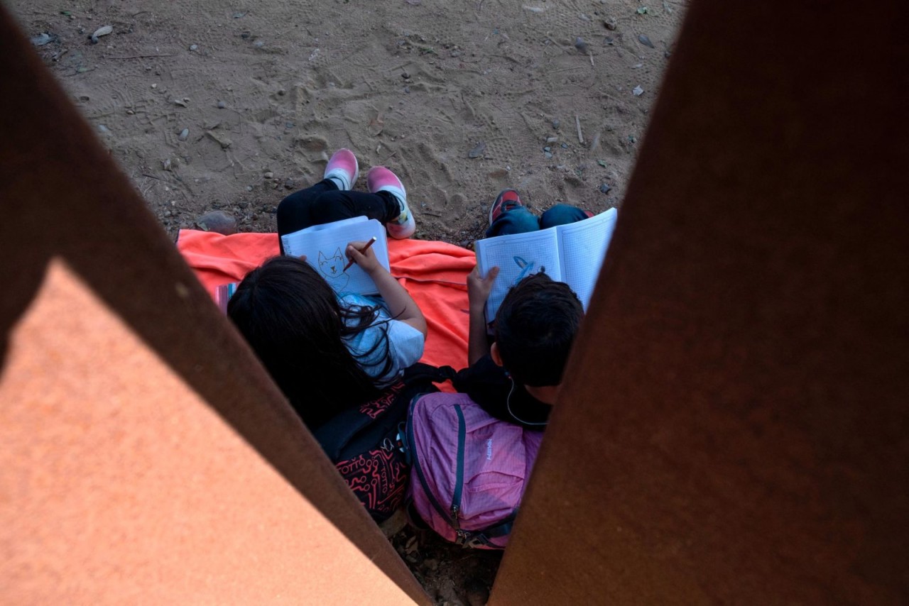 Ảnh ấn tượng tuần (5-11/9): Ông Putin nói cô lập Nga là nhiệm vụ bất khả thi, binh sĩ Ukraine vừa bắn pháo vừa chụp ảnh selfie, thảm sát ở Canada