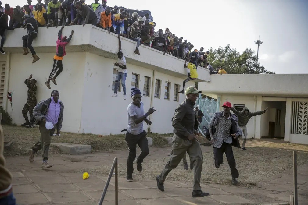 Ảnh ấn tượng tuần (12-18/9): Xe tăng Ukraine trên đường Kharkov, lý do Tổng thống Nga đánh giá cao Trung Quốc, tập trận ở Colombia