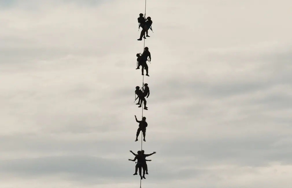 Ảnh ấn tượng tuần (12-18/9): Xe tăng Ukraine trên đường Kharkov, lý do Tổng thống Nga đánh giá cao Trung Quốc, tập trận ở Colombia