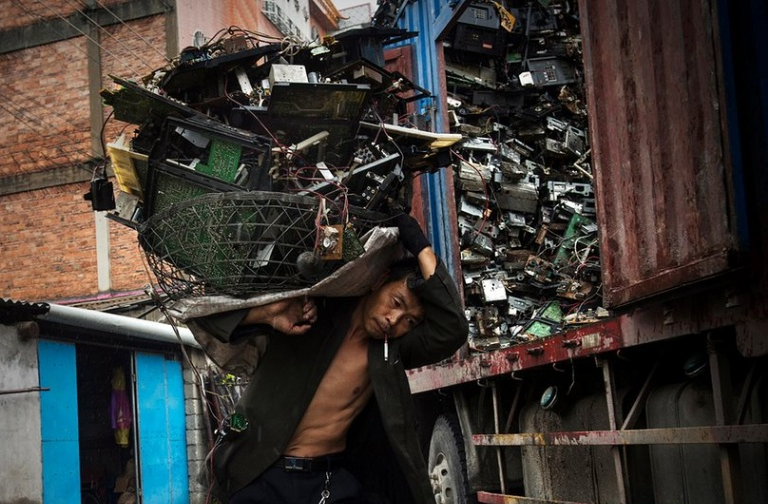 Những “núi” rác thải điện tử - mối nguy hại với môi trường