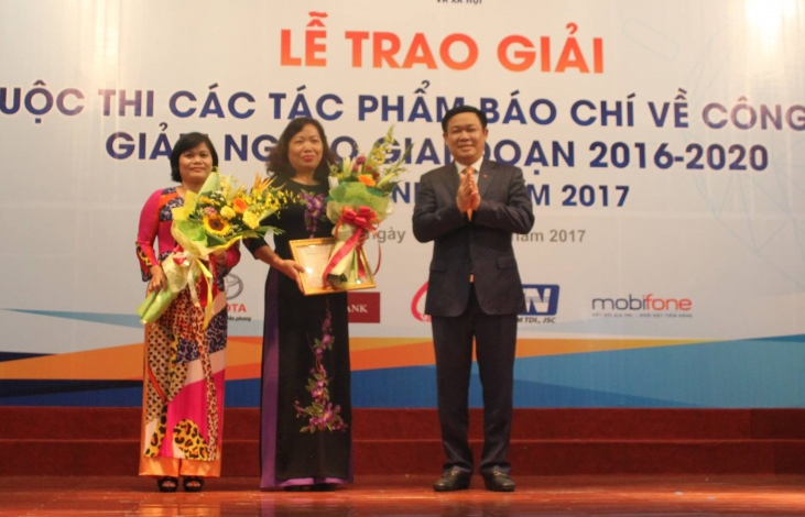 Trao giải các tác phẩm báo chí về công tác giảm nghèo năm 2017