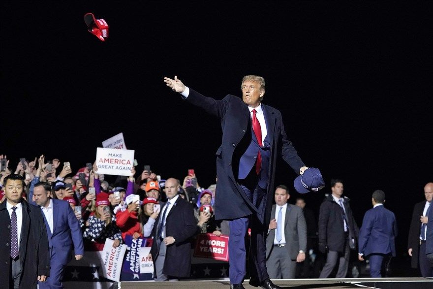 Ảnh ấn tượng tuần (28/9-4/10): 'Nảy lửa' bầu cử Mỹ, ông Trump nhiễm Covid-19 và đụng độ Armenia-Azeibaijan ác liệt