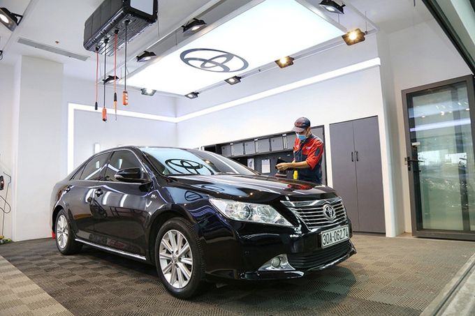ảnh 2: Hình ảnh bảo dưỡng xe trong xưởng dịch vụ chính hãng tại Hà Nội. Toyota Việt Nam, tinh thần Omotenasi và chiến dịch lấy lòng khách hàng Việt