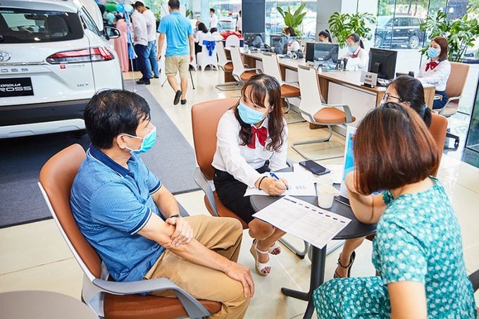 Ảnh: Khách hàng được tư vấn tại đại lý Toyota Việt Nam. Ảnh: TMV. Toyota Việt Nam, tinh thần Omotenasi và chiến dịch lấy lòng khách hàng Việt