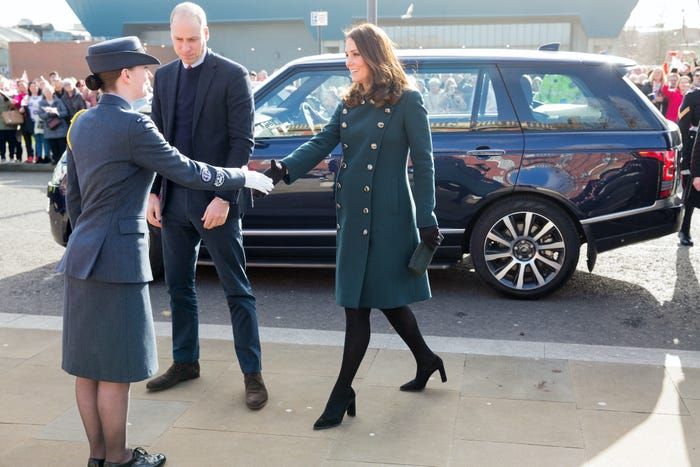 Soi những chiếc áo khoác ‘sang, xịn, mịn’ đến ‘đứng tim’ của Công nương Kate Middleton