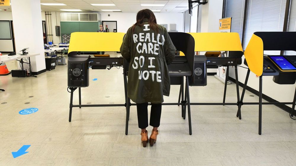 Ảnh ấn tượng tuần (19-25/10): Điều chưa từng có tiền lệ ở bầu cử Mỹ, lũ lụt miền Trung và nỗi đau xung đột Armenia-Azerbaijan Ảnh ấn tượng tuần (19-25/10): Điều chưa từng có tiền lệ ở bầu cử Mỹ, lũ lụt miền Trung và nỗi đau xung đột Armenia-Azerbaijan