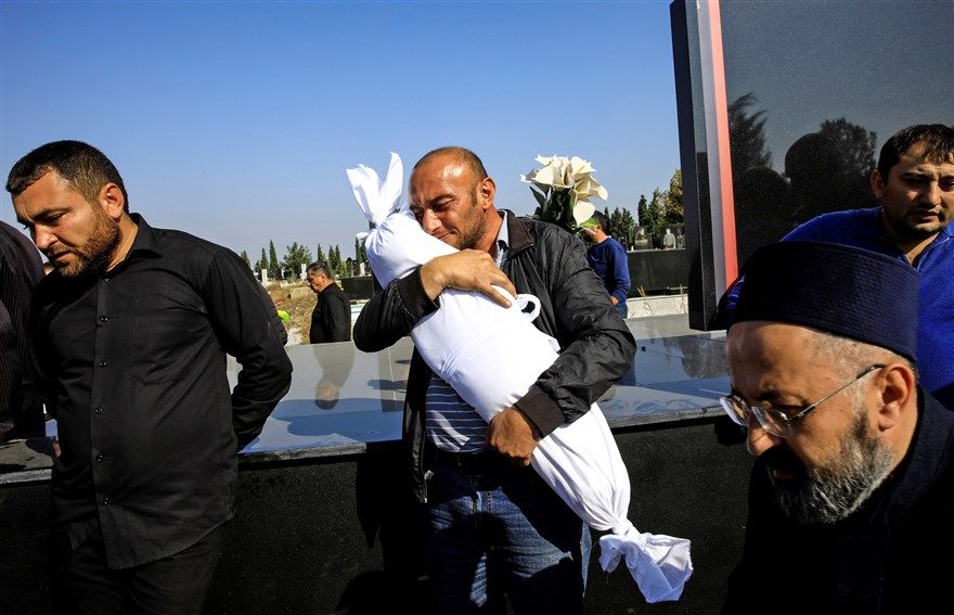 Ảnh ấn tượng tuần (19-25/10): Điều chưa từng có tiền lệ ở bầu cử Mỹ, lũ lụt miền Trung và nỗi đau xung đột Armenia-Azerbaijan Ảnh ấn tượng tuần (19-25/10): Điều chưa từng có tiền lệ ở bầu cử Mỹ, lũ lụt miền Trung và nỗi đau xung đột Armenia-Azerbaijan