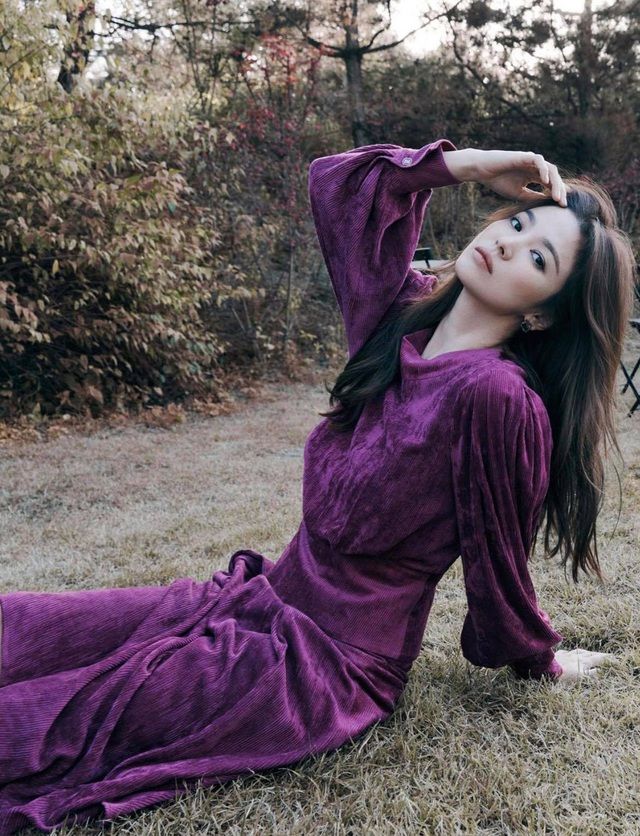 Ngày 30/10, Song Hye Kyo đăng tải loạt ảnh mới nhất lên trang cá nhân. Nữ diễn viên xứ Hàn được khen xinh đẹp và mặn mà. Truyền thông bất ngờ ‘đào bới’ vụ ly hôn, Song Hye Kyo vẫn gây bão với bộ ảnh ngọt ngào quyến rũ