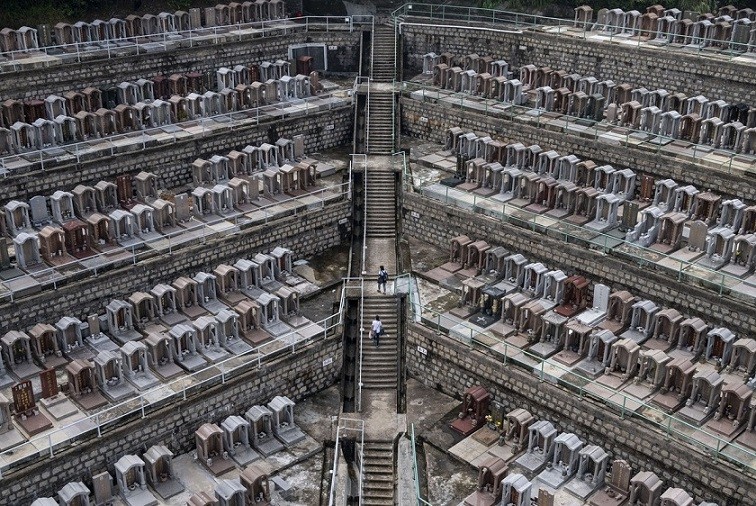 Người dân đến thăm nghĩa trang Chai Wan trong lễ hội Chung Yeung hằng năm để tưởng nhớ người thân đã mất, dọn dẹp mộ chí và thắp hương, ở Hong Kong, Trung Quốc, ngày 14/10. (Nguồn: Getty)