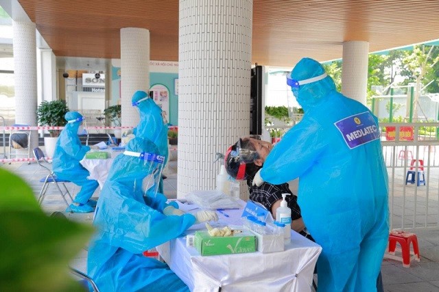 Lấy mẫu xét nghiệm Covid-19. (Nguồn: CAND) Lấy mẫu xét nghiệm Covid-19. (Nguồn: CAND)