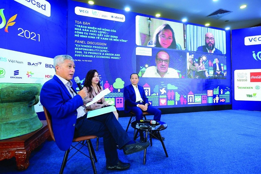 Các chuyên gia tham gia thảo luận tại Hội thảo chuyên đề “Kinh tế tuần hoàn – Tương lai của tăng trưởng kinh tế bình đẳng và bền vững”. (Nguồn: DĐ DN)