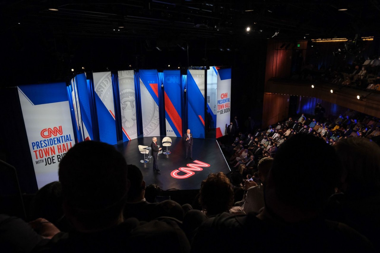 Ảnh ấn tượng tuần 18-24/10: Nóng chuyện Nga-EU về Dòng chảy phương Bắc 2, điều kỳ diệu trong tai nạn máy bay ở Mỹ và Covid-19