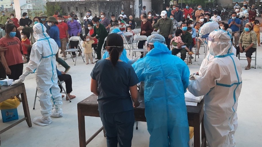 Covid-19 tối 29/10: 2.305 ca cộng đồng tại 50 địa phương, còn gần 3.000 bệnh nhân nặng