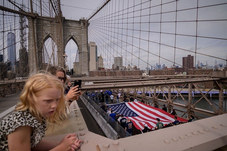 Ảnh ấn tượng tuần 25-31/10: Tổng thống Nga quyết định cấp khí đốt cho EU, Thượng đỉnh G20, Covid-19 và triển lãm tang lễ quốc tế