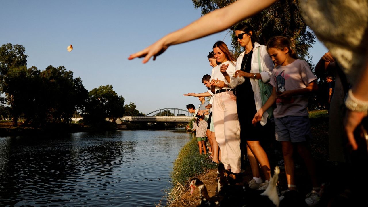 Ảnh ấn tượng tuần (26/9-2/10): Xung đột Nga-Ukraine, ‘sôi sục’ việc sáp nhập 4 vùng lãnh thổ và lệnh tổng động viên quân đội; Nord Stream bị phá hoại?