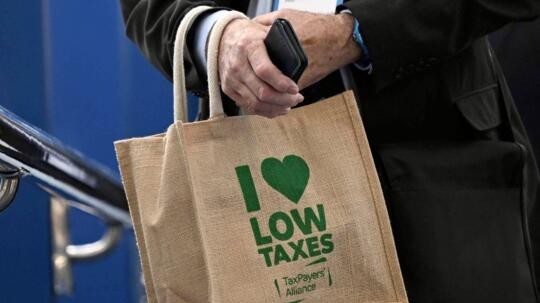 EU nối dài ‘danh sách đen’ về thiên đường trốn thuế