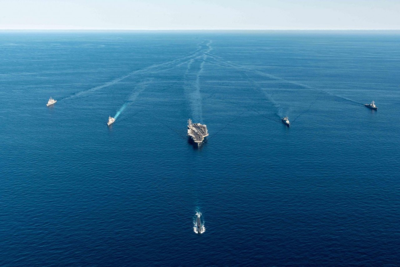 Tàu ngầm Mỹ USS Annapolis (phía trước), tàu sân bay Ronald Reagan của Mỹ (ở giữa) cùng các tàu chiến của Hàn Quốc và Nhật Bản trong cuộc tập trận chống tàu ngầm ba bên kết hợp ngoài khơi bán đảo Triều Tiên, ngày 30/9. (Nguồn: Getty)